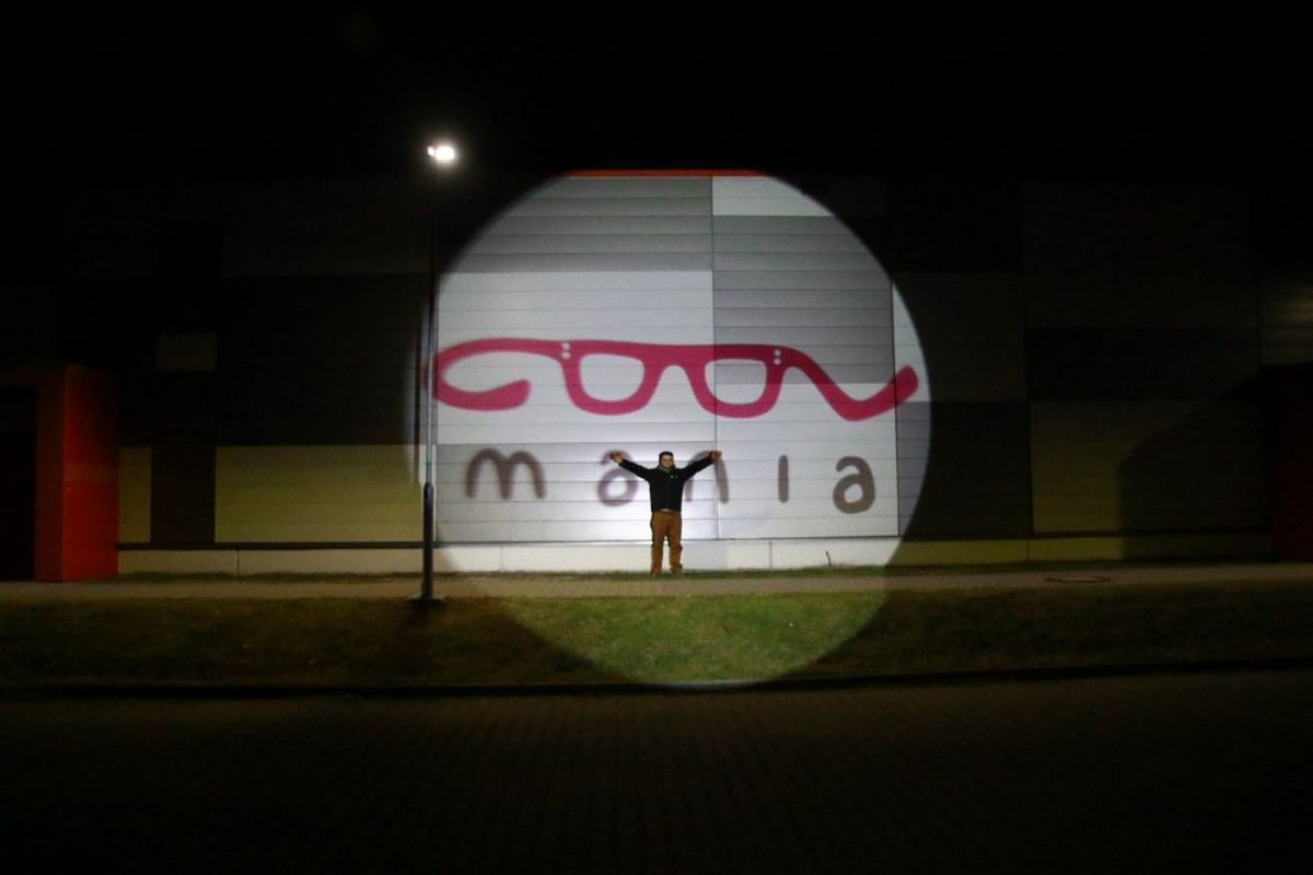 GOBO-projektorer - logotypprojektion på väggen i en byggnad